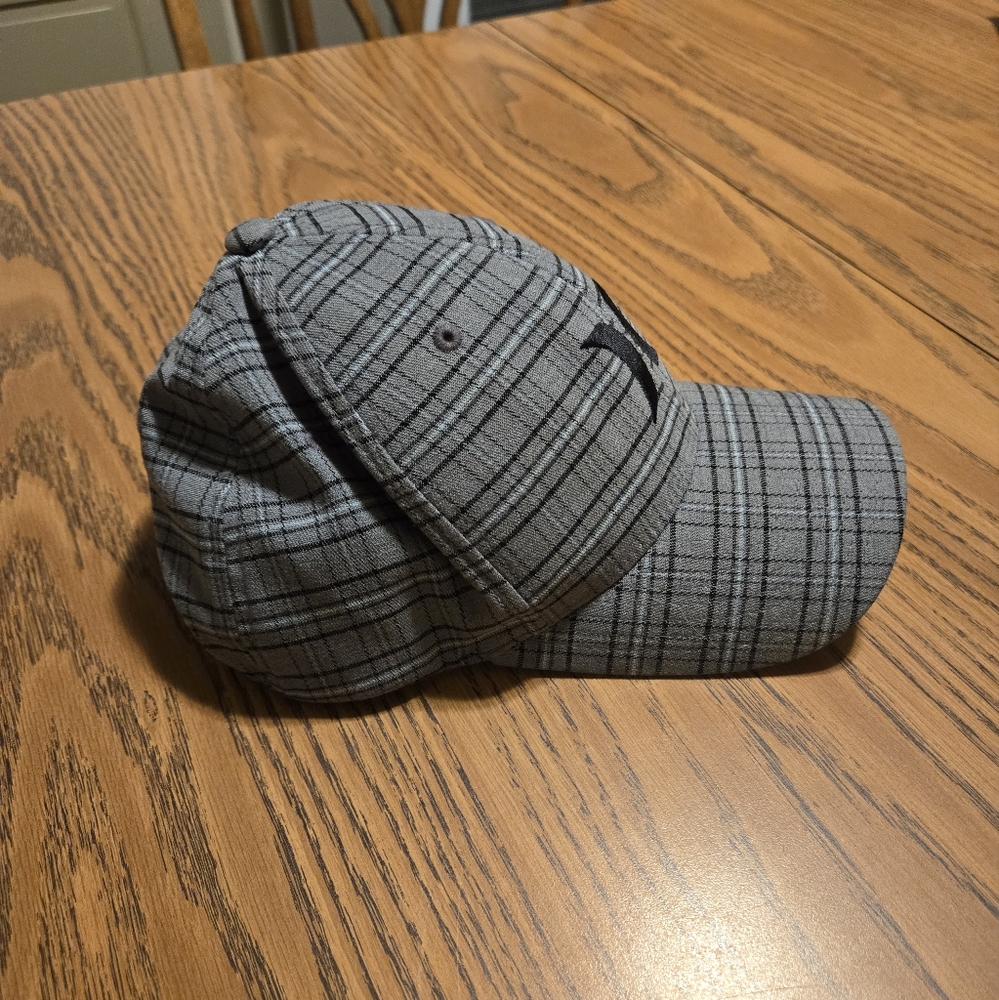 Men's Hurley FlexFit grey, black, & blue striped plaid hat in great condition - Picture 3 of 6